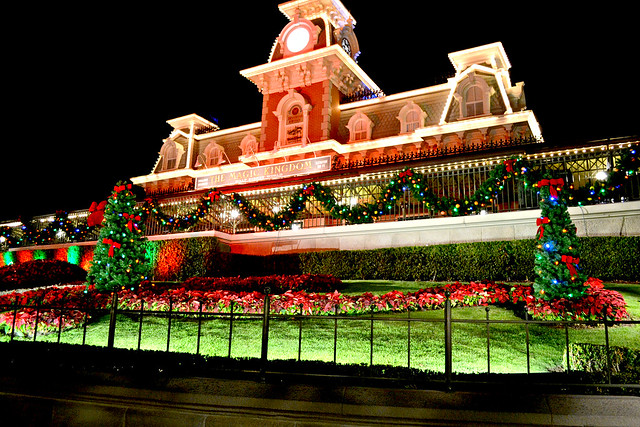entrance-to-mickey's-very-merry-christmas-party