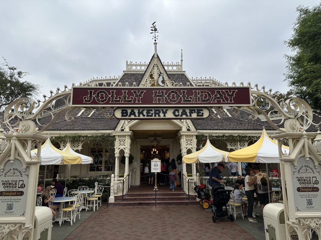 jolly-holiday-bakery-cafe-disneyland