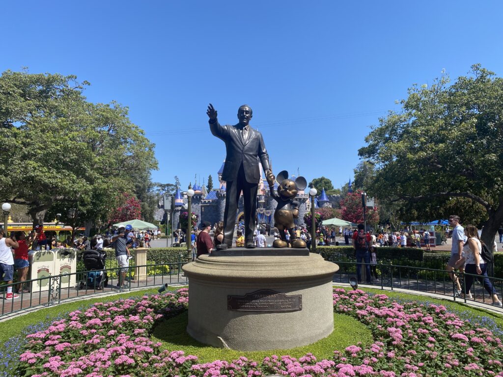 Disneyland-partners-statue