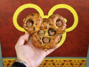 Disneyland-lunar-new-year-mickey-hot-dog-bun